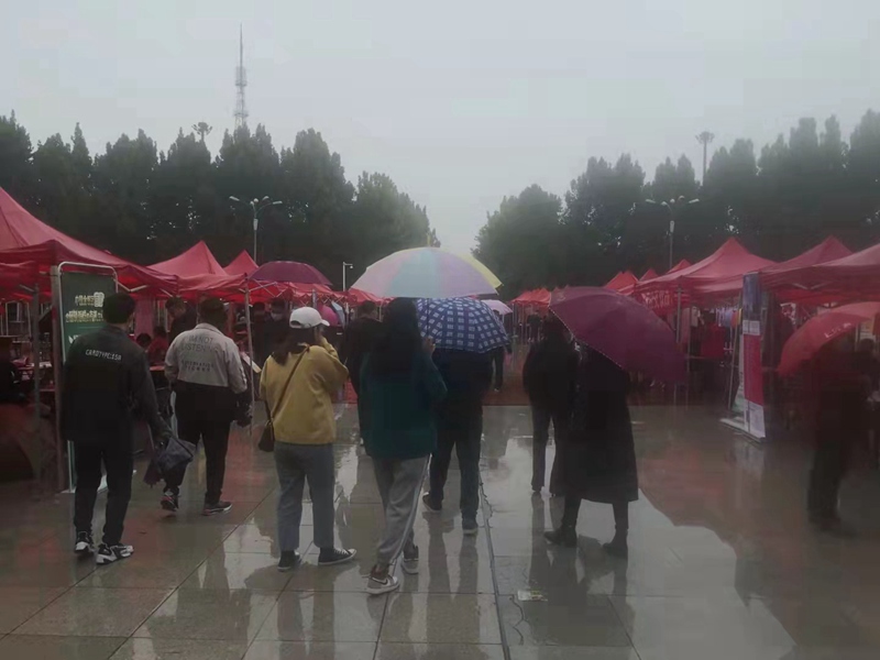 “雨中求賢，職等你來”色多多www视频在线观看生化參加中牟縣招才（cái）引智人才招聘會（huì）(圖3)