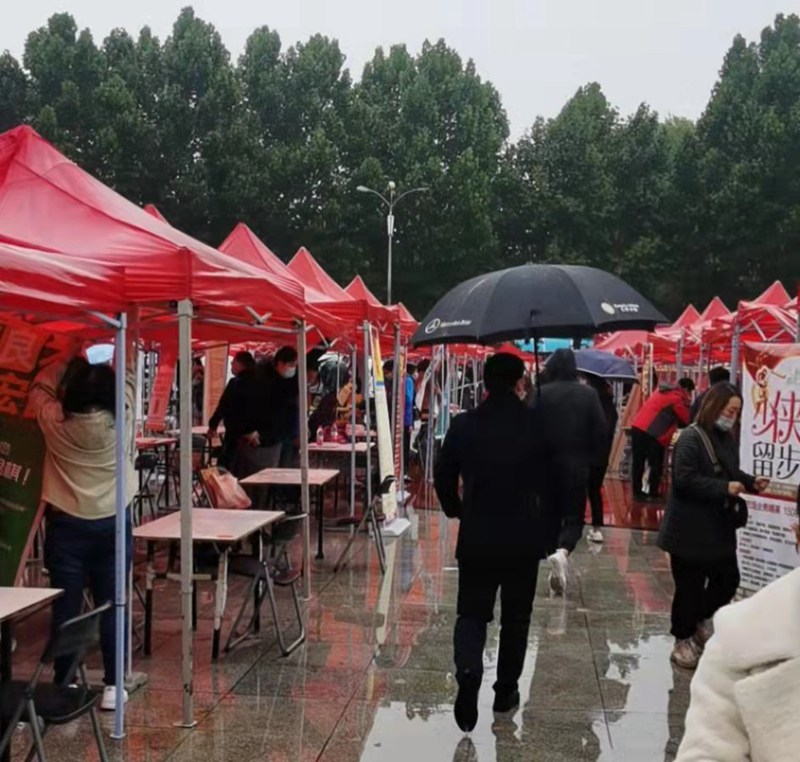 “雨（yǔ）中求賢，職（zhí）等你來”色多多www视频在线观看生（shēng）化參加中牟縣招才引智（zhì）人（rén）才（cái）招聘會(圖2)