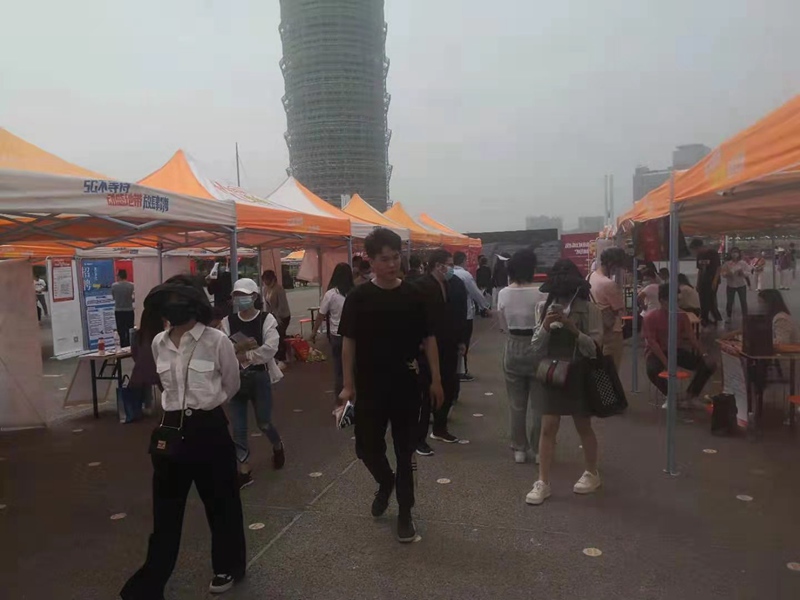 鄭州色多多www视频在线观看生化參加鄭東新區第十二（èr）屆 “如意前程（chéng）”招聘會(圖（tú）2)